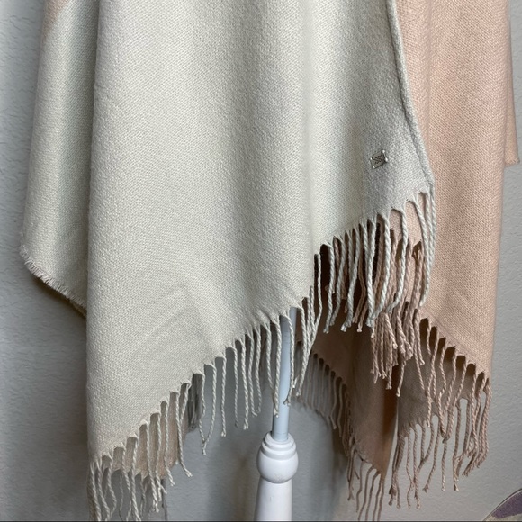 Soia & Kyo Blanket Scarf Poncho Wrap With Fringe One Size Neutraul Tones NWT - Picture 11 of 12
